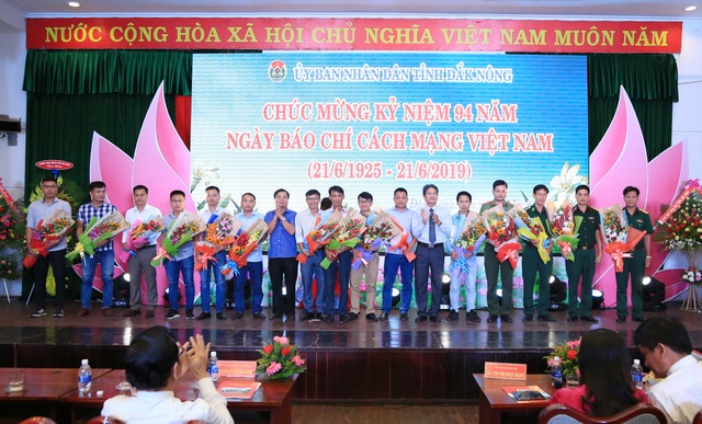 “Theo chân cô trò vùng cao vượt núi đi khai giảng” đoạt giải B báo chí tỉnh Đắk Nông - 2 “Theo chân cô trò vùng cao vượt núi đi khai giảng” đoạt giải B báo chí tỉnh Đắk Nông - 2