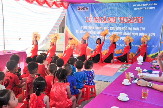 Phòng học Dân trí thứ 24 ra đời, tiếp tục nâng cánh ước mơ trẻ em vùng sâu, vùng xa - 15 Phòng học Dân trí thứ 24 ra đời, tiếp tục nâng cánh ước mơ trẻ em vùng sâu, vùng xa - 15