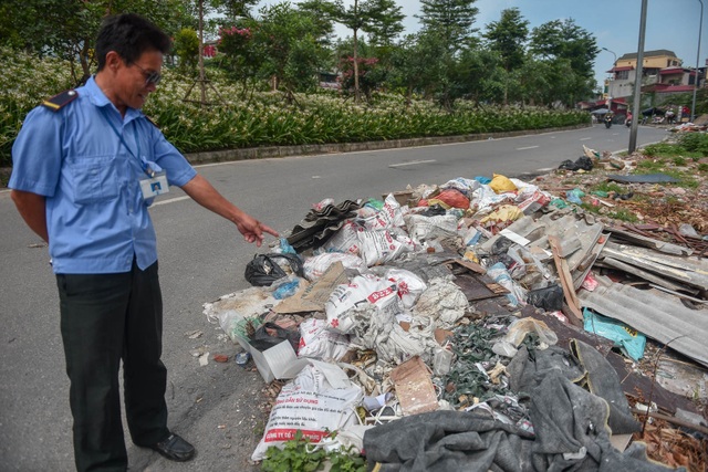 Ngập ngụa rác thải tại cầu vượt Hoàng Hoa Thám – Văn Cao - 4 Ngập ngụa rác thải tại cầu vượt Hoàng Hoa Thám – Văn Cao - 4
