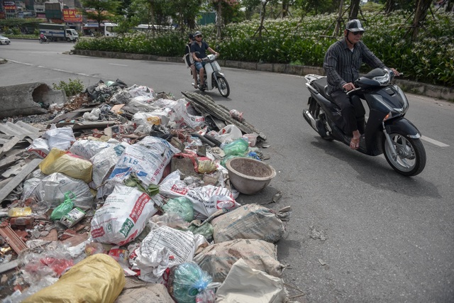 Ngập ngụa rác thải tại cầu vượt Hoàng Hoa Thám – Văn Cao - 2 Ngập ngụa rác thải tại cầu vượt Hoàng Hoa Thám – Văn Cao - 2