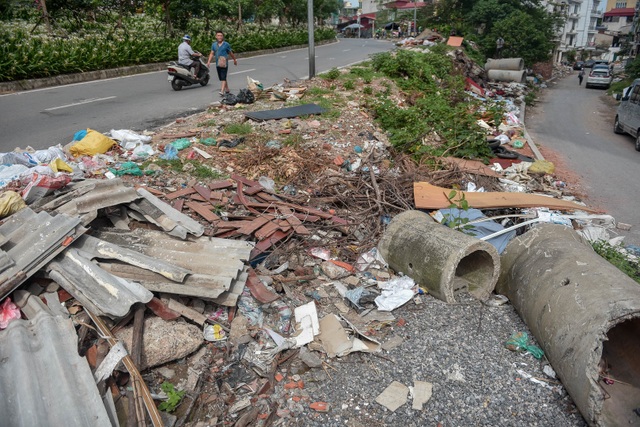 Ngập ngụa rác thải tại cầu vượt Hoàng Hoa Thám – Văn Cao - 5 Ngập ngụa rác thải tại cầu vượt Hoàng Hoa Thám – Văn Cao - 5