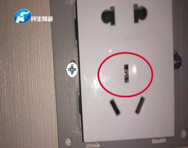 Cặp đôi phát hiện camera quay lén giấu trong ổ điện khách sạn - 2