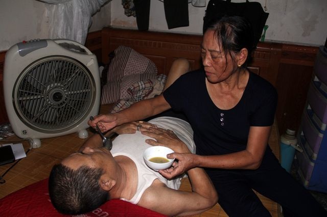 Người đàn bà bất hạnh mất 2 con, chăm chồng ung thư và đứa con sống thực vật - 1 Người đàn bà bất hạnh mất 2 con, chăm chồng ung thư và đứa con sống thực vật - 1