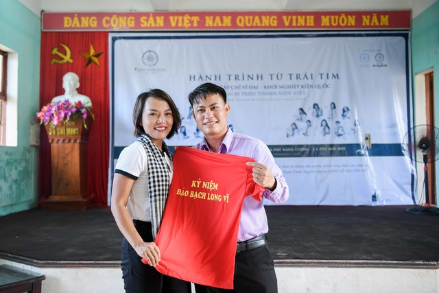 Thái Thùy Linh trẻ trung như tuổi đôi mươi - 11 Thái Thùy Linh trẻ trung như tuổi đôi mươi - 11