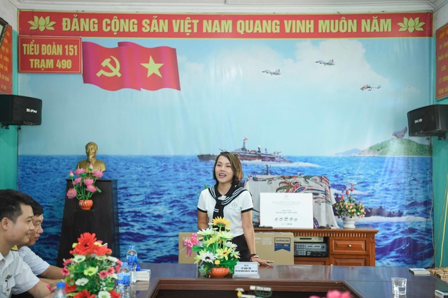 Thái Thùy Linh trẻ trung như tuổi đôi mươi - 12 Thái Thùy Linh trẻ trung như tuổi đôi mươi - 12