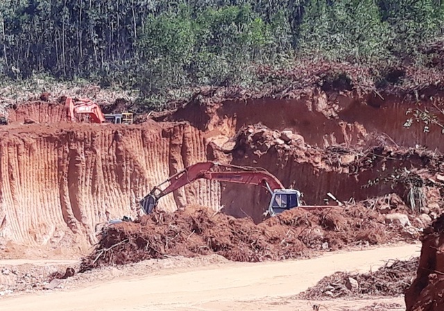 Ồ ạt bạt núi, móc ruột tài nguyên tại Bình Định: Chính quyền ở đâu? - 4 Ồ ạt bạt núi, móc ruột tài nguyên tại Bình Định: Chính quyền ở đâu? - 4