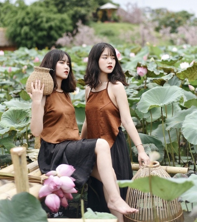 Cặp chị em sinh đôi ở Yên Bái quyến rũ trong bộ ảnh sen - 1