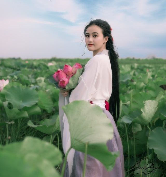 Nữ sinh chụp ảnh bên sen xinh đẹp như thần tiên tỷ tỷ gây sốt mạng - 1 Nữ sinh chụp ảnh bên sen xinh đẹp như thần tiên tỷ tỷ gây sốt mạng - 1