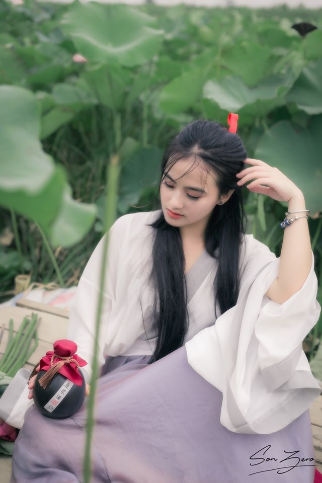 Nữ sinh chụp ảnh bên sen xinh đẹp như thần tiên tỷ tỷ gây sốt mạng - 10 Nữ sinh chụp ảnh bên sen xinh đẹp như thần tiên tỷ tỷ gây sốt mạng - 10
