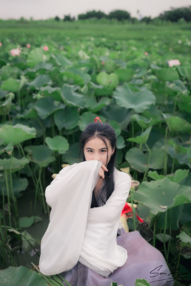 Nữ sinh chụp ảnh bên sen xinh đẹp như thần tiên tỷ tỷ gây sốt mạng - 12 Nữ sinh chụp ảnh bên sen xinh đẹp như thần tiên tỷ tỷ gây sốt mạng - 12