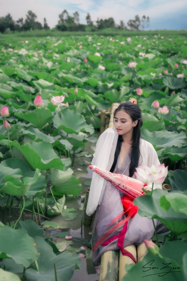 Nữ sinh chụp ảnh bên sen xinh đẹp như thần tiên tỷ tỷ gây sốt mạng - 14 Nữ sinh chụp ảnh bên sen xinh đẹp như thần tiên tỷ tỷ gây sốt mạng - 14
