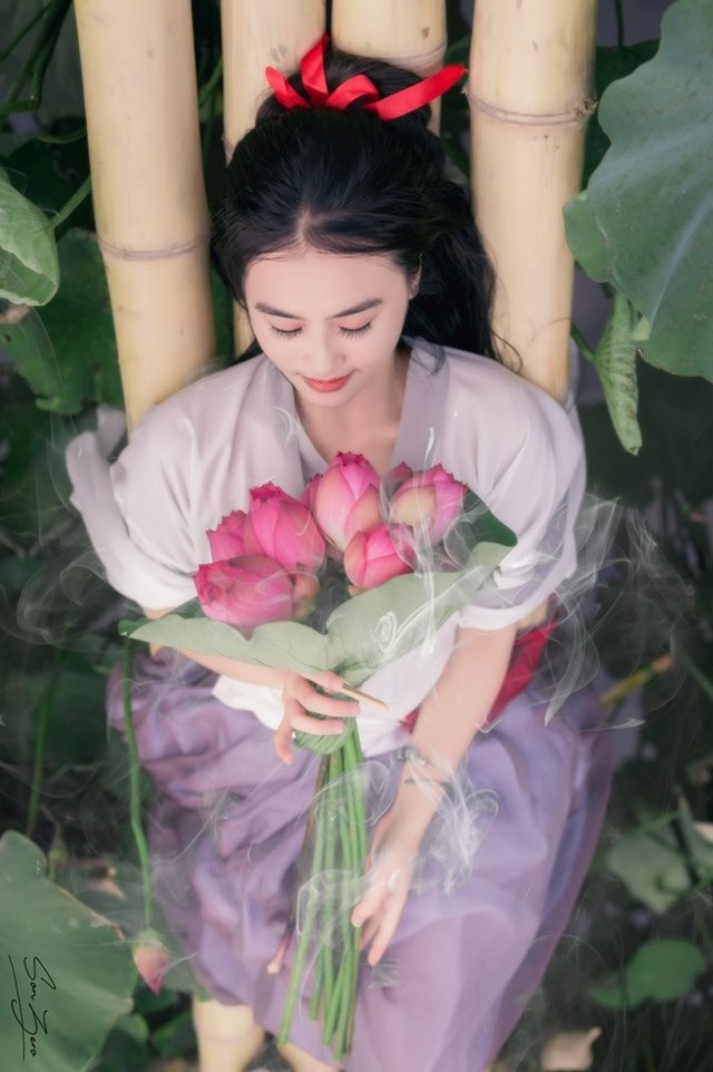 Nữ sinh chụp ảnh bên sen xinh đẹp như thần tiên tỷ tỷ gây sốt mạng - 2 Nữ sinh chụp ảnh bên sen xinh đẹp như thần tiên tỷ tỷ gây sốt mạng - 2
