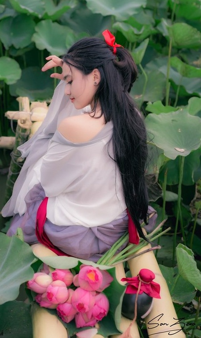 Nữ sinh chụp ảnh bên sen xinh đẹp như thần tiên tỷ tỷ gây sốt mạng - 6 Nữ sinh chụp ảnh bên sen xinh đẹp như thần tiên tỷ tỷ gây sốt mạng - 6