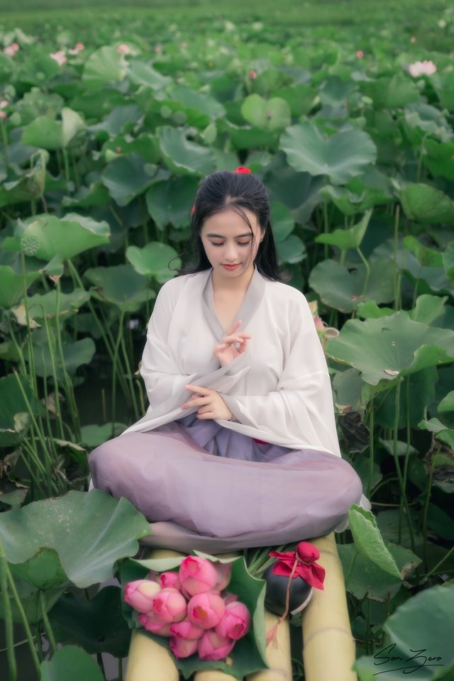Nữ sinh chụp ảnh bên sen xinh đẹp như thần tiên tỷ tỷ gây sốt mạng - 9 Nữ sinh chụp ảnh bên sen xinh đẹp như thần tiên tỷ tỷ gây sốt mạng - 9