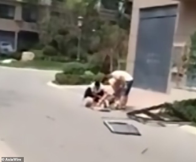 Video: Đang đi bộ trên đường, bị cửa sổ từ tầng 19 rơi trúng đầu