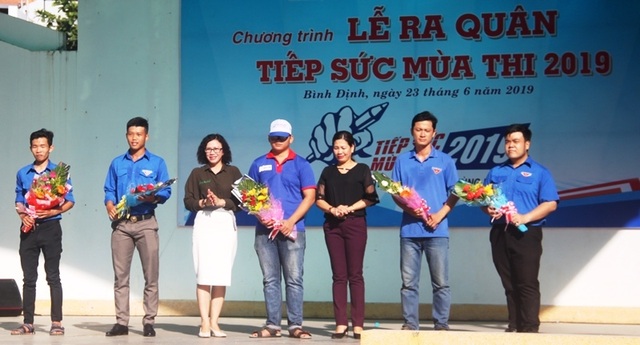 Thanh niên Bình Định sẵn sàng “chiến đấu” với nắng nóng, tiếp sức sĩ tử - 2 Thanh niên Bình Định sẵn sàng “chiến đấu” với nắng nóng, tiếp sức sĩ tử - 2