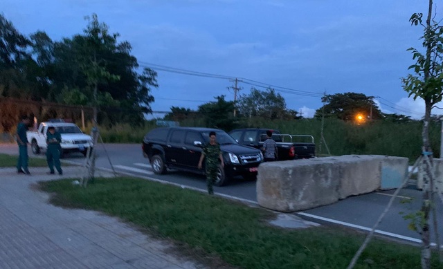 Vật lạ nghi là lựu đạn nằm lăn lóc ven đường ở dự án Khu Công nghệ cao - 3 Vật lạ nghi là lựu đạn nằm lăn lóc ven đường ở dự án Khu Công nghệ cao - 3