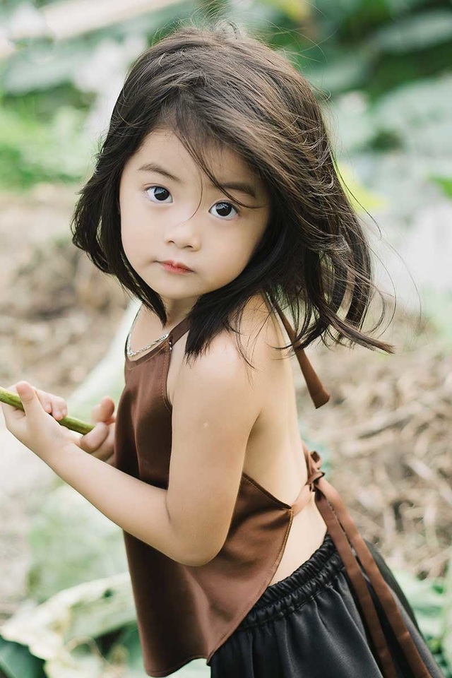 Bé gái Bắc Ninh xinh như thiên thần bên hoa sen | Báo Dân trí
