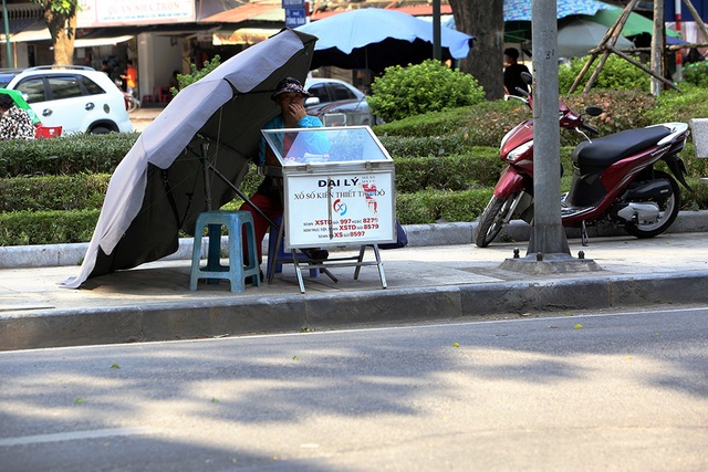 Bóng mát quý giá trên đường phố Hà Nội ngày nóng đỉnh điểm - 12