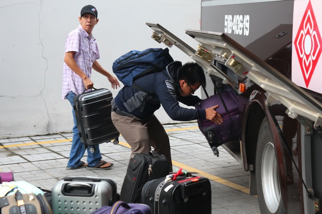 Chùm ảnh: Hàng nghìn cán bộ, giảng viên Sài Gòn lỉnh kỉnh hành trang đi coi thi - 9 Chùm ảnh: Hàng nghìn cán bộ, giảng viên Sài Gòn lỉnh kỉnh hành trang đi coi thi - 9