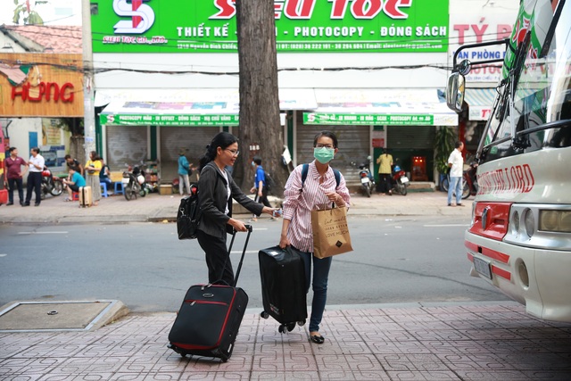 Chùm ảnh: Hàng nghìn cán bộ, giảng viên Sài Gòn lỉnh kỉnh hành trang đi coi thi - 2 Chùm ảnh: Hàng nghìn cán bộ, giảng viên Sài Gòn lỉnh kỉnh hành trang đi coi thi - 2