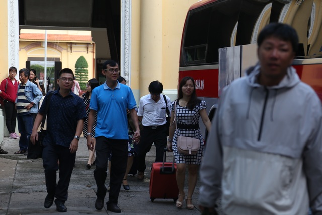 Chùm ảnh: Hàng nghìn cán bộ, giảng viên Sài Gòn lỉnh kỉnh hành trang đi coi thi - 6 Chùm ảnh: Hàng nghìn cán bộ, giảng viên Sài Gòn lỉnh kỉnh hành trang đi coi thi - 6
