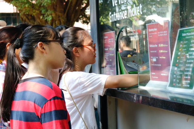 Hàng ngàn sĩ tử đội nắng ghi tên lên bảng vàng Văn Miếu - Quốc Tử Giám cầu đỗ đạt - 2 Hàng ngàn sĩ tử đội nắng ghi tên lên bảng vàng Văn Miếu - Quốc Tử Giám cầu đỗ đạt - 2