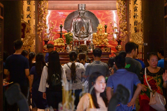Sĩ tử ồ ạt kéo về Văn Miếu, cầu khấn, sờ đầu rùa trước kì thi THPT Quốc gia 2019 - 1 Sĩ tử ồ ạt kéo về Văn Miếu, cầu khấn, sờ đầu rùa trước kì thi THPT Quốc gia 2019 - 1