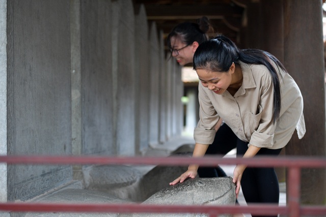 Sĩ tử ồ ạt kéo về Văn Miếu, cầu khấn, sờ đầu rùa trước kì thi THPT Quốc gia 2019 - 13 Sĩ tử ồ ạt kéo về Văn Miếu, cầu khấn, sờ đầu rùa trước kì thi THPT Quốc gia 2019 - 13