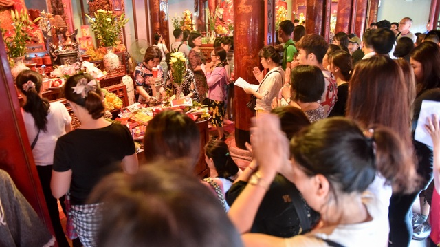 Sĩ tử ồ ạt kéo về Văn Miếu, cầu khấn, sờ đầu rùa trước kì thi THPT Quốc gia 2019 - 8 Sĩ tử ồ ạt kéo về Văn Miếu, cầu khấn, sờ đầu rùa trước kì thi THPT Quốc gia 2019 - 8