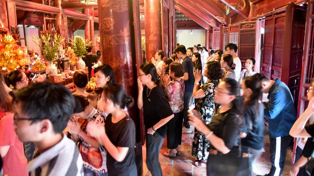 Sĩ tử ồ ạt kéo về Văn Miếu, cầu khấn, sờ đầu rùa trước kì thi THPT Quốc gia 2019 - 2 Sĩ tử ồ ạt kéo về Văn Miếu, cầu khấn, sờ đầu rùa trước kì thi THPT Quốc gia 2019 - 2