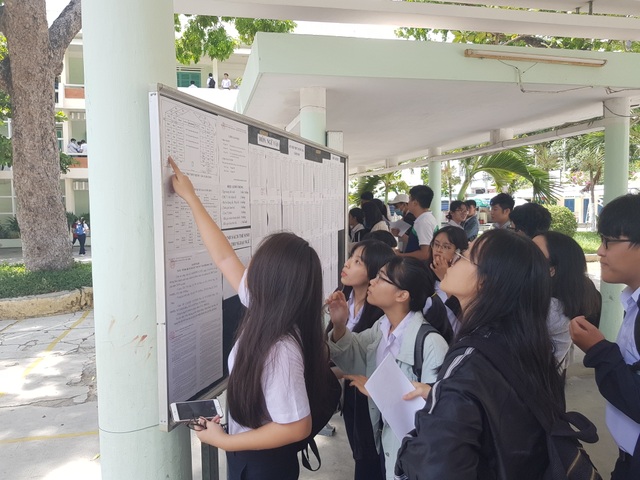 Thí sinh hào hứng làm thủ tục dự thi THPT quốc gia - 23 Thí sinh hào hứng làm thủ tục dự thi THPT quốc gia - 23