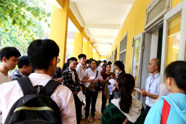 Thí sinh hào hứng làm thủ tục dự thi THPT quốc gia - 40 Thí sinh hào hứng làm thủ tục dự thi THPT quốc gia - 40