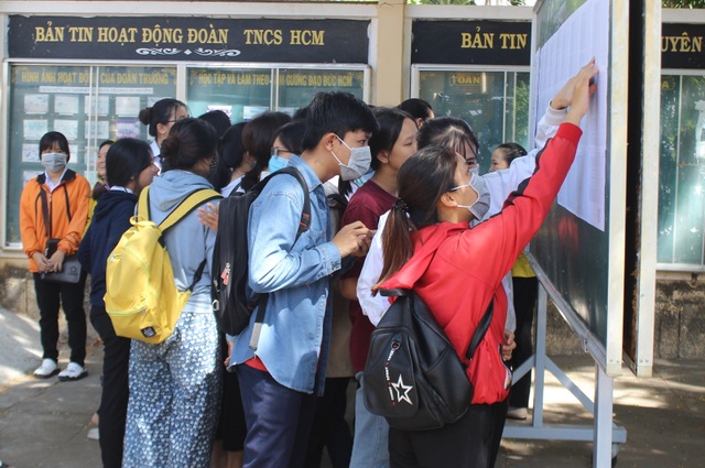 Thí sinh hào hứng làm thủ tục dự thi THPT quốc gia - 26 Thí sinh hào hứng làm thủ tục dự thi THPT quốc gia - 26