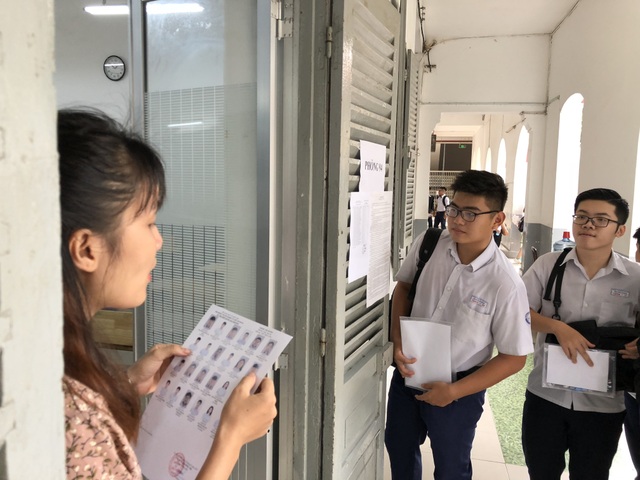 Thí sinh hào hứng làm thủ tục dự thi THPT quốc gia - 31 Thí sinh hào hứng làm thủ tục dự thi THPT quốc gia - 31