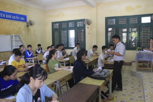 Thí sinh hào hứng làm thủ tục dự thi THPT quốc gia - 32 Thí sinh hào hứng làm thủ tục dự thi THPT quốc gia - 32