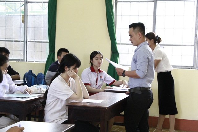 Thí sinh hào hứng làm thủ tục dự thi THPT quốc gia - 15 Thí sinh hào hứng làm thủ tục dự thi THPT quốc gia - 15