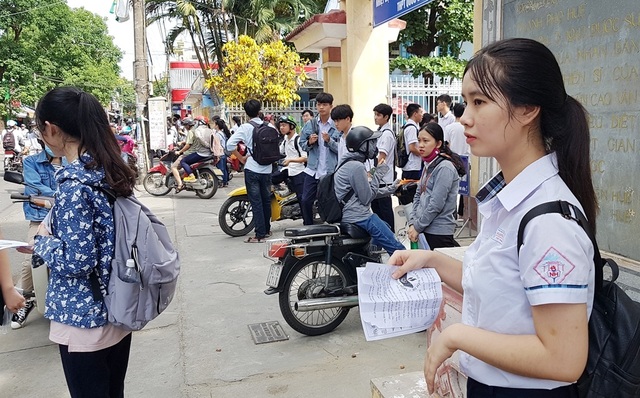 Thí sinh hào hứng làm thủ tục dự thi THPT quốc gia - 36 Thí sinh hào hứng làm thủ tục dự thi THPT quốc gia - 36