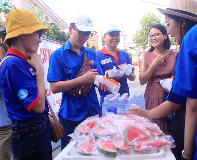 “Đàn em” lớp 11 đội nắng phát trái cây “tiếp sức” anh chị lớp 12 “vượt vũ môn” - 1 “Đàn em” lớp 11 đội nắng phát trái cây “tiếp sức” anh chị lớp 12 “vượt vũ môn” - 1