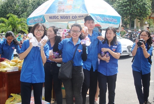 “Đàn em” lớp 11 đội nắng phát trái cây “tiếp sức” anh chị lớp 12 “vượt vũ môn” - 5 “Đàn em” lớp 11 đội nắng phát trái cây “tiếp sức” anh chị lớp 12 “vượt vũ môn” - 5