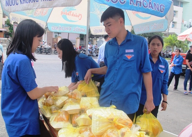 “Đàn em” lớp 11 đội nắng phát trái cây “tiếp sức” anh chị lớp 12 “vượt vũ môn” - 2 “Đàn em” lớp 11 đội nắng phát trái cây “tiếp sức” anh chị lớp 12 “vượt vũ môn” - 2