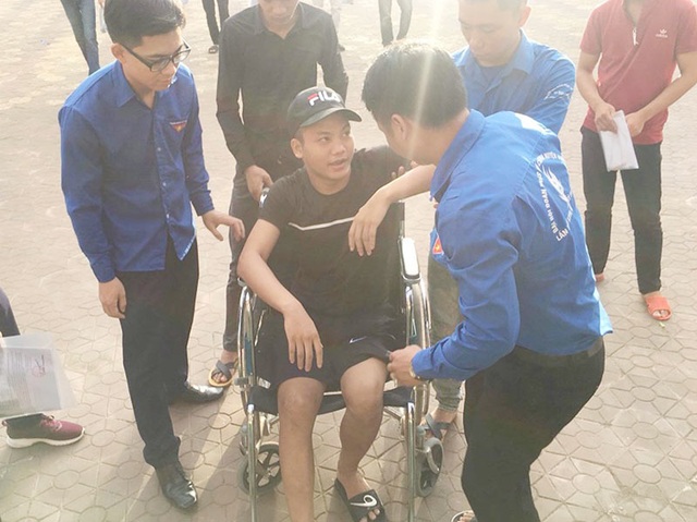 Thí sinh bị tai nạn gãy xương đùi vẫn không bỏ thi - 1 Thí sinh bị tai nạn gãy xương đùi vẫn không bỏ thi - 1