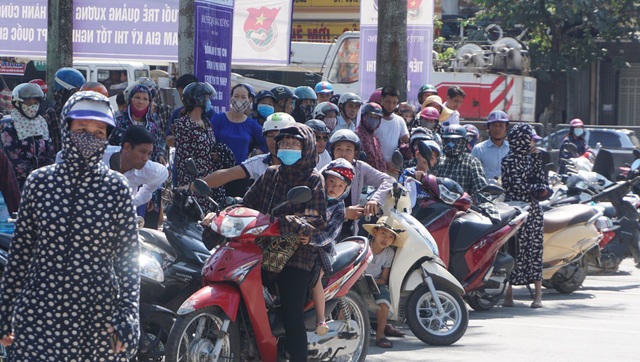 “Vạ vật” trong thời tiết gần 40 độ chờ con thi - 5 “Vạ vật” trong thời tiết gần 40 độ chờ con thi - 5