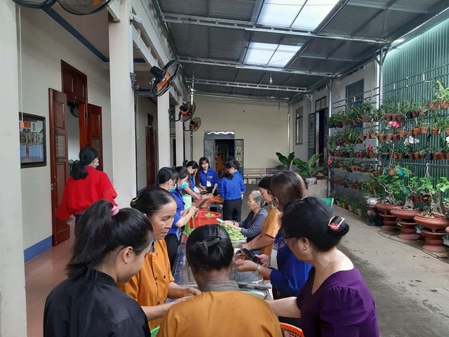 Hàng ngàn suất cơm miễn phí trao tay thí sinh vùng cao - 5 Hàng ngàn suất cơm miễn phí trao tay thí sinh vùng cao - 5