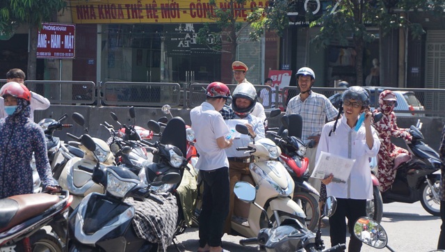 “Vạ vật” trong thời tiết gần 40 độ chờ con thi - 6 “Vạ vật” trong thời tiết gần 40 độ chờ con thi - 6