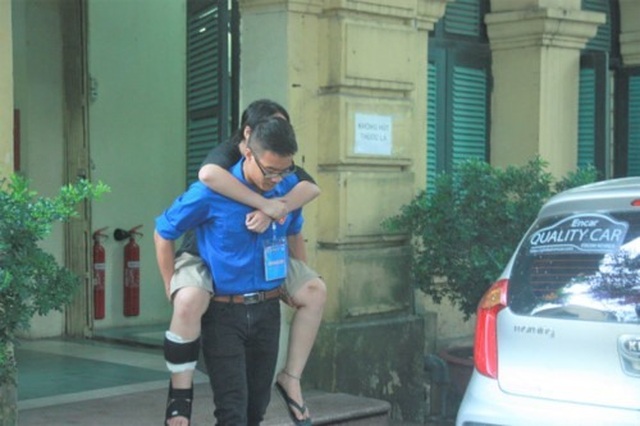 Thanh niên tình nguyện tận tình cõng thí sinh tai nạn vào phòng thi - 2 Thanh niên tình nguyện tận tình cõng thí sinh tai nạn vào phòng thi - 2