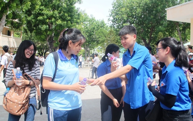 “Đàn em” lớp 11 đội nắng phát trái cây “tiếp sức” anh chị lớp 12 “vượt vũ môn” - 4 “Đàn em” lớp 11 đội nắng phát trái cây “tiếp sức” anh chị lớp 12 “vượt vũ môn” - 4