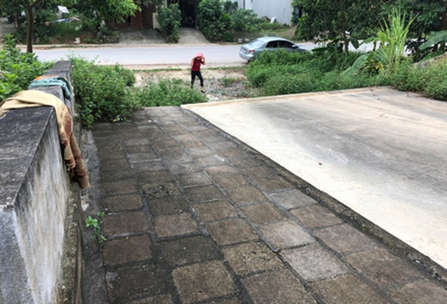 Dân nghèo lũ lượt “chạy trốn” khỏi nhà tái định cư: Bí ẩn gì phía sau các gói thầu? - 5 Dân nghèo lũ lượt “chạy trốn” khỏi nhà tái định cư: Bí ẩn gì phía sau các gói thầu? - 5