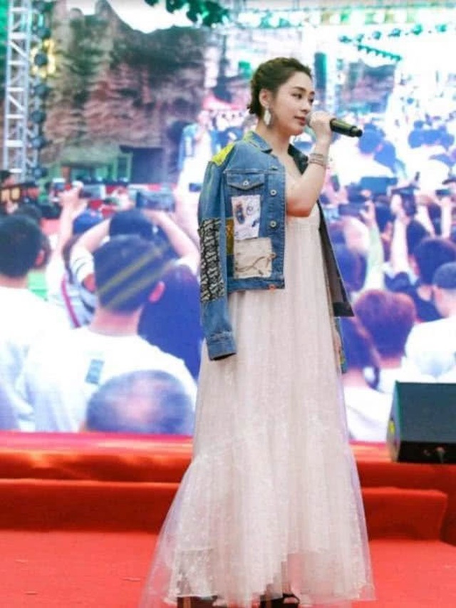 Chung Hân Đồng mang bầu sau một năm làm đám cưới? - 4 Chung Hân Đồng mang bầu sau một năm làm đám cưới? - 4