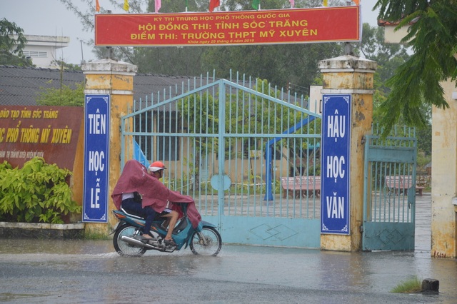 Sóc Trăng: Thí sinh đến trường thi Toán giữa lúc mưa to - 2 Sóc Trăng: Thí sinh đến trường thi Toán giữa lúc mưa to - 2